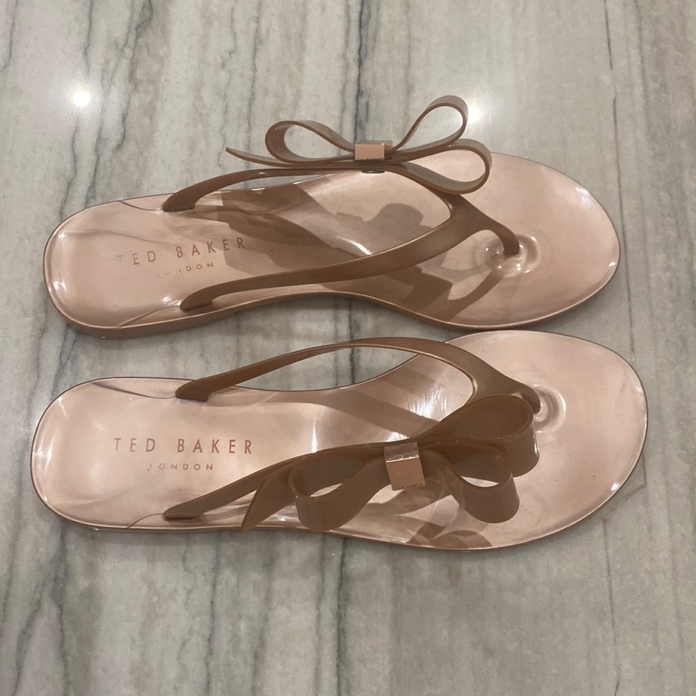 Rose gold women’s size 38 (8.5) jelly flip-flop